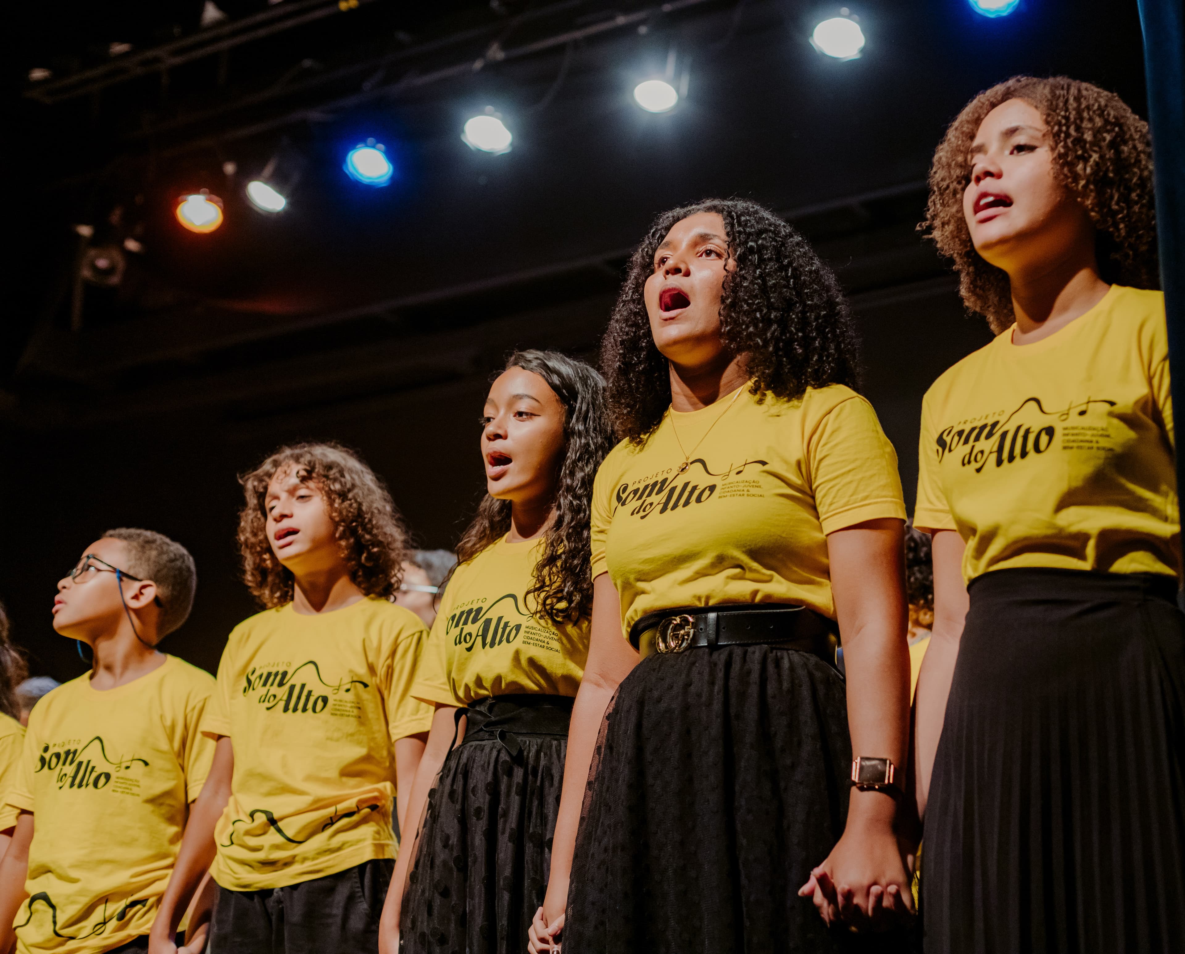 Alunos do Projeto Som do Alto em atividade musical