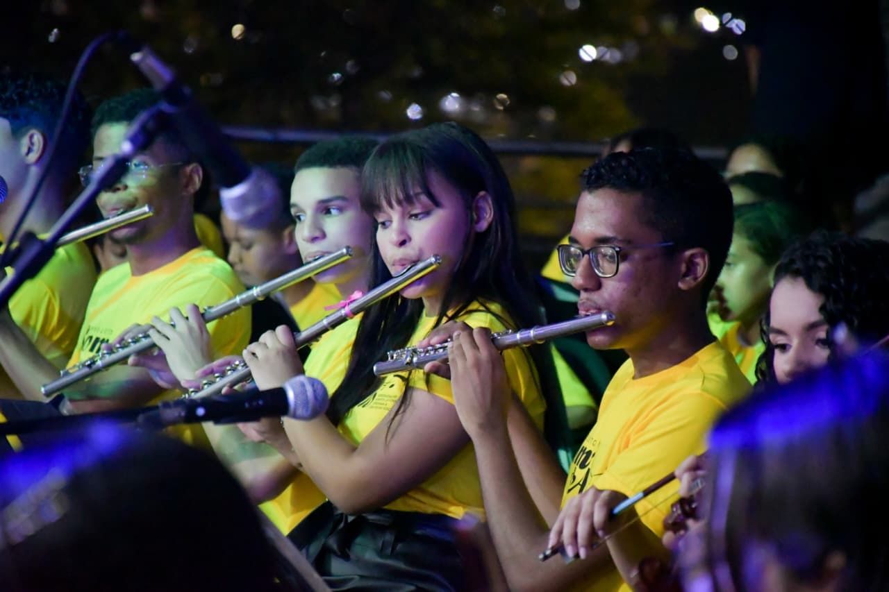 Alunos do Projeto Som do Alto tocando flauta