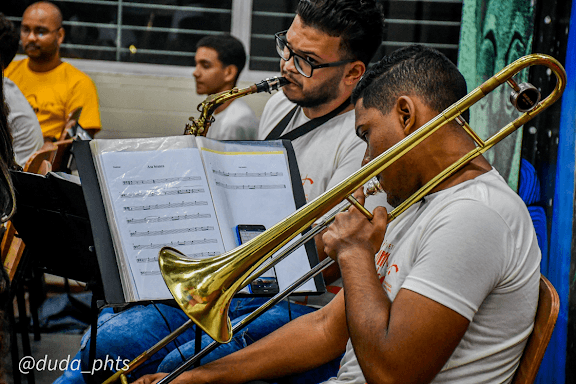 Alunos do Projeto Som do Alto tocando instrumentos de metais