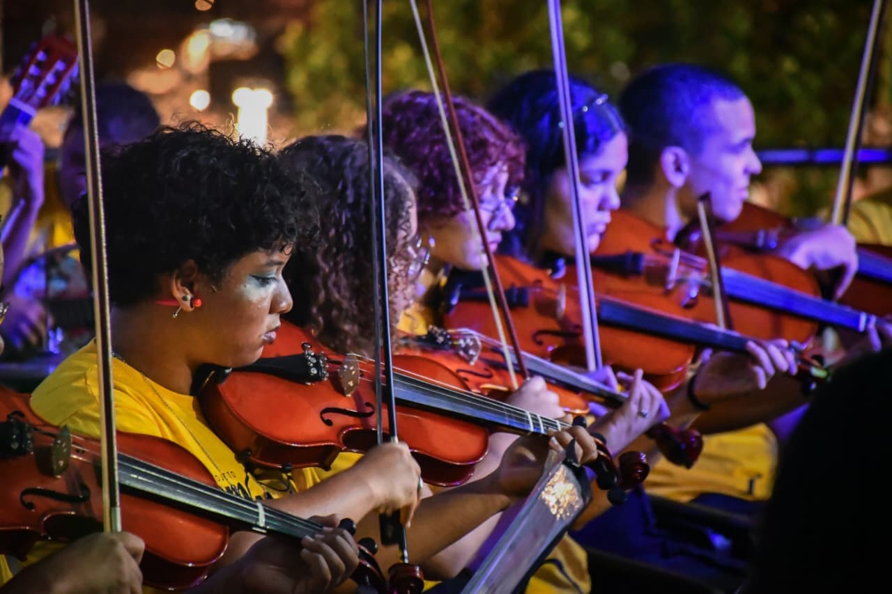 Alunos do Projeto Som do Alto tocando violino